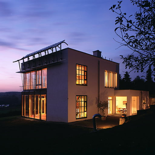 Maison contemporaine vue ext&eacute;rieure de nuit