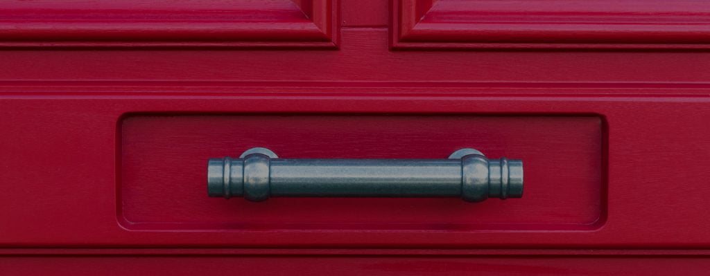 Zoom sur porte d'entr&eacute;e rouge Bieber