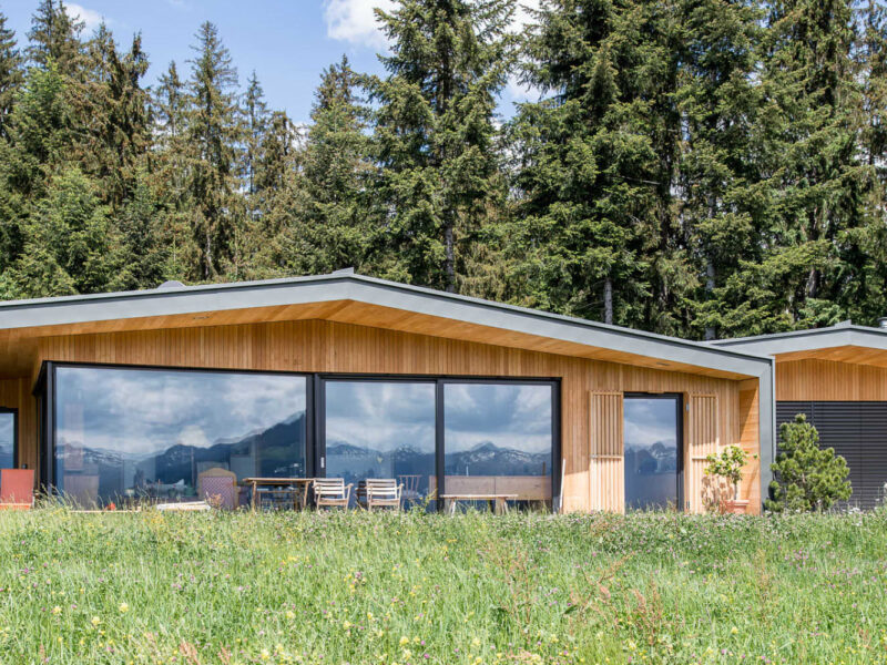 Maison &eacute;co-responsable en bois avec menuiseries mixtes alu et bois et de grandes ouvertures
